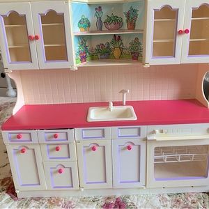 TYCO Kitchen Littles kitchen. Kitchen only. Accessories not included.